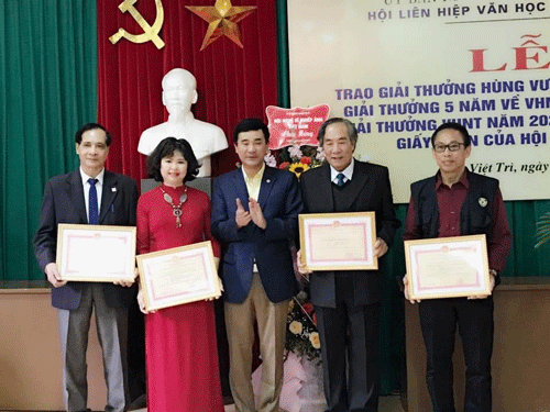 Đ/c Hồ Đại Dũng - UV BTV Tỉnh ủy, Phó Chủ tịch UBND tỉnh trao giải thưởng Hùng Vương cho các tác giả đạt giải