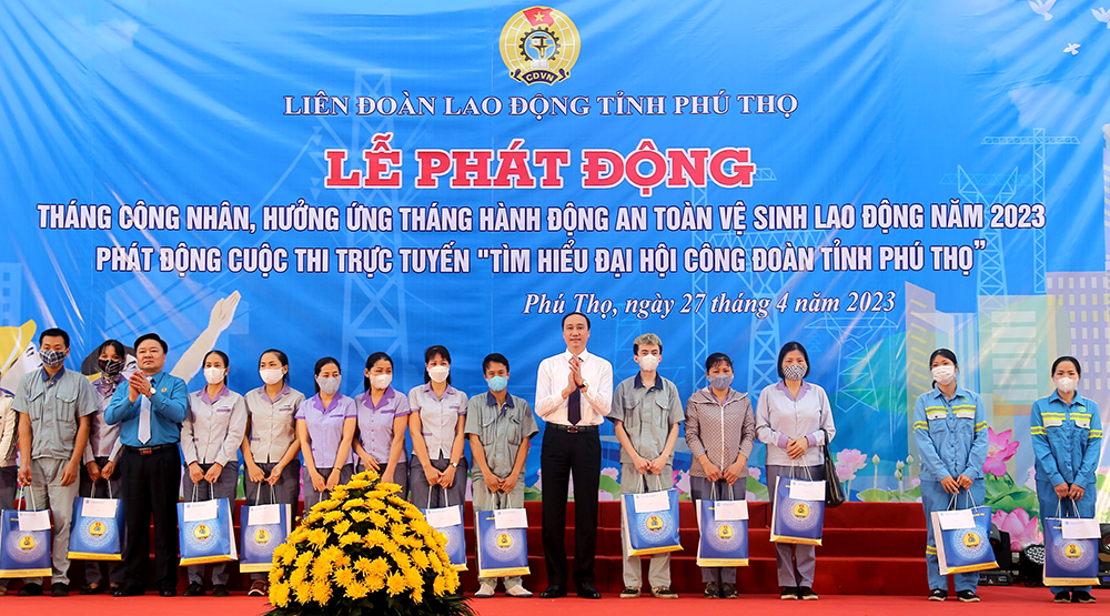 Phó Bí thư Thường trực Tỉnh ủy Phùng Khánh Tài cùng lãnh đạo LĐLĐ tỉnh trao hỗ trợ cho đoàn viên, công nhân lao động có hoàn cảnh khó khăn.
