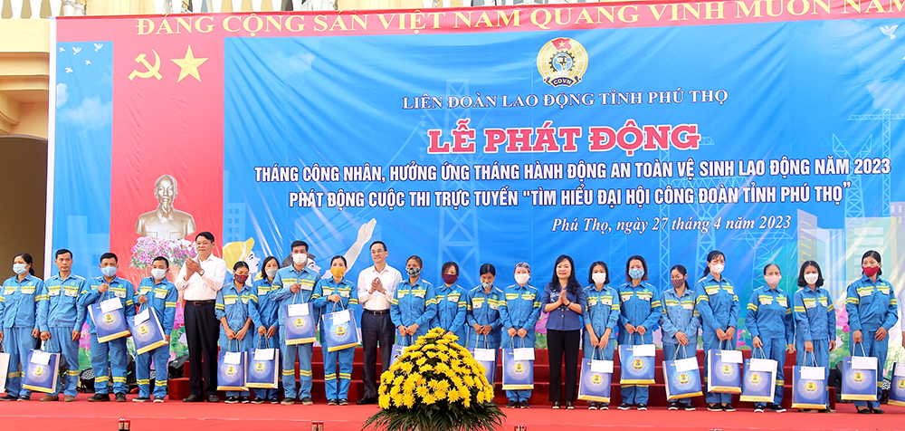 Các đồng chí lãnh đạo tỉnh trao hỗ trợ cho đoàn viên, công nhân lao động có hoàn cảnh khó khăn.