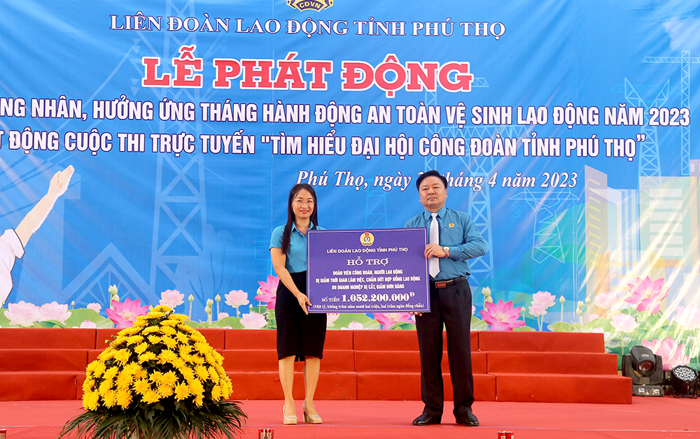 Lãnh đạo LĐLĐ tỉnh trao biểu trưng hỗ trợ cho đoàn viên, người lao động bị giảm thời gian làm việc, chấm dứt hộp đồng lao động… với tổng số tiền trên 1 tỉ đồng.