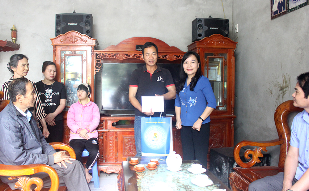 Trưởng ban Dân vận Tỉnh ủy Nguyễn Thị Thanh Huyền thăm tặng quà cho gia đình đoàn viên Nguyễn Công Lương là công nhân, lao động công ty CP bê tông Tự Lập thuộc LĐLĐ thành phố Việt Trì bị tai nạn lao động.