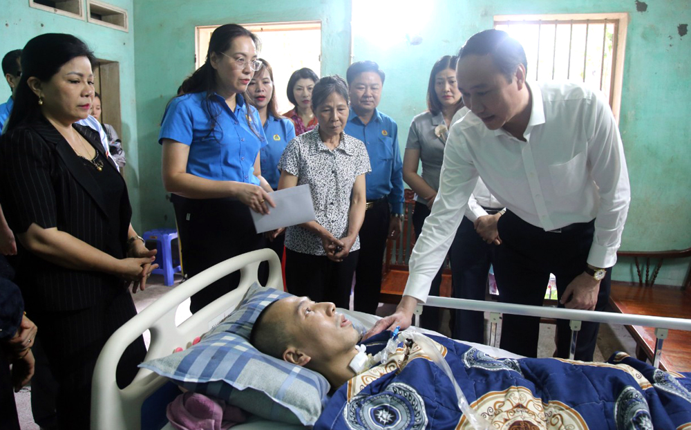 Phó Bí thư Thường trực Tỉnh ủy Phùng Khánh Tài cùng các đại biểu thăm hỏi, động viên và tặng quà cho đoàn viên Lê Hồng Đức là công nhân, lao động của Công ty CP Đông Á thuộc LĐLĐ huyện Phù Ninh bị tai nạn lao động.