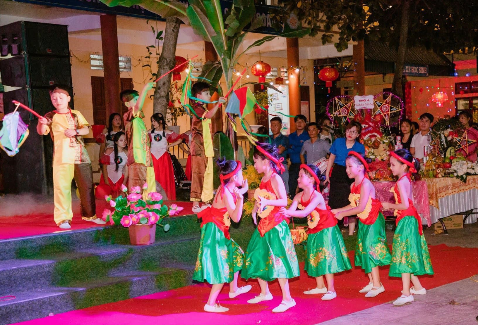 Thiếu nhi huyện Lâm Thao cùng múa hát và chơi các trò chơi dân gian.