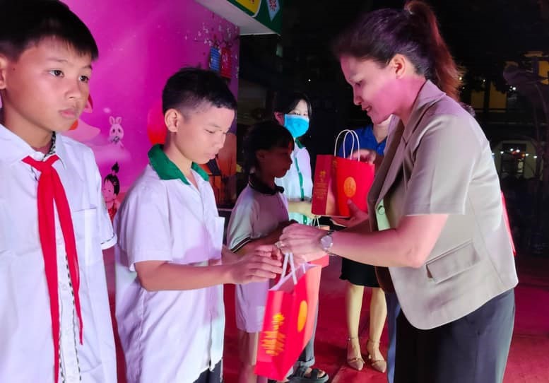 Nhiều phần quà đã được các nhà tài trợ trao cho thiếu niên nhi đồng dịp này.