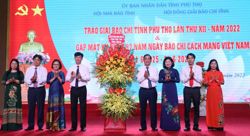 Đồng chí Bùi Minh Châu - Bí thư Tỉnh ủy tặng hoa chúc mừng