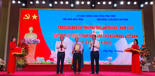 Đồng chí Bùi Minh Châu - Bí thư Tỉnh ủy; đồng chí Hoàng Công Thủy - Phó Bí thư Thường trực Tỉnh ủy trao giải A cho nhà văn Nguyễn Hữu Nhàn - Chi hội Nhà báo Tạp chí Văn nghệ Đất Tổ