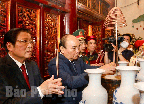Chủ tịch nước Nguyễn Xuân Phúc cùng các đại biểu dâng hương tưởng niệm các Vua Hùng tại Thượng cung