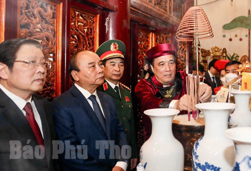 Các đồng chí lãnh đạo Đảng, Nhà nước và tỉnh Phú Thọ thắp hương tại Đền Thượng