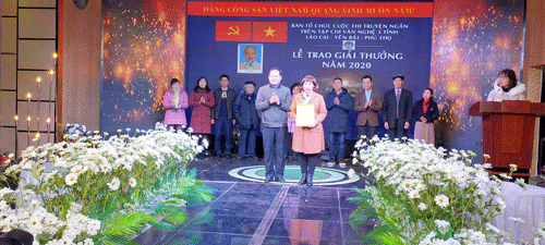 Ông Đỗ Đức Liệu Phó trưởng Ban Tuyên giáo Tỉnh ủy trao Giải Nhất cho Tống Ngọc Hân