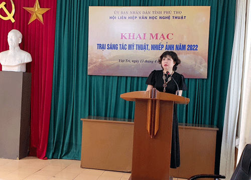 Họa sỹ Trần Thị Lệ Thủy – Chi hội phó Chi hội Mỹ thuật phát biểu tại khai mạc trại