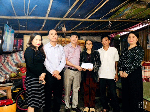 Nhạc sỹ Cao Hồng Phương - Chủ tịch Hội trao tiền hỗ trợ cho hội viên Nghiêm Thị Xuân Thịnh