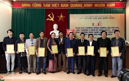 Đ/c Hồ Đại Dũng - UV BTV Tỉnh ủy, Phó Chủ tịch UBND tỉnh trao giải A - giải thưởng VHNT 5 năm cho các tác giả đạt giải 