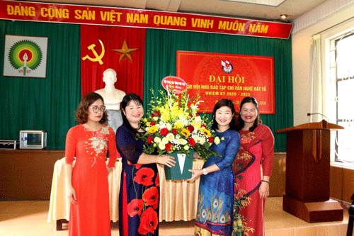 Đ/c Nguyễn Thị Tuyết Chinh - Phó Chủ tịch Hội Nhà báo tỉnh, Giám đốc Đài PT - TH Phú Thọ tặng hoa chúc mừng Đại hội