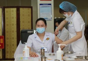 Đất nước hòa bình, vẫn còn có giặc/Nhiệm vụ lần nào cũng rất khó khăn/Sài Gòn, Bình Dương hàng triệu nhân dân/Ngày đêm gồng mình chống con COVID.