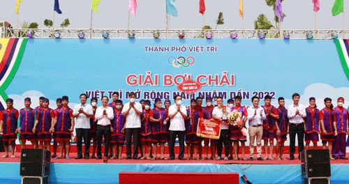 Đ/c Bùi Minh Châu - Bí thư Tỉnh ủy Phú Thọ; đ/c Nguyễn Hữu Đông – Bí thư Tỉnh ủy Sơn La và Tiến sĩ Nguyễn Đức Hưởng trao giải Nhất cho đội chải huyện Quỳnh Nhai - tỉnh Sơn La
