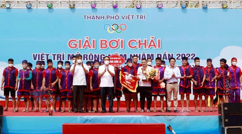 Đ/c Nguyễn Mạnh Sơn - Ủy viên BTV Tỉnh ủy, Bí thư Thành ủy Việt Trì và Tiến sĩ Nguyễn Đức Hưởng trao giải Nhì cho đội chải Việt Trì 1 phường Bạch Hạc