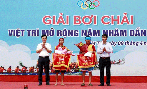 Lãnh đạo thành phố Việt Trì và lãnh đạo Sở Văn hóa Thể thao và Du lịch trao giải Ba cho 2 đội chải huyện Thanh Thủy và huyện Tam Nông
