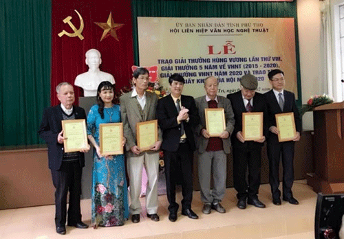 Nhạc sỹ Cao Hồng Phương - Chủ tịch Hội Liên hiệp VHNT Phú Thọ trao giải B -  giải thưởng VHNT 5 năm cho các tác giả đạt giải