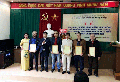 Đ/c Phạm Lam Hồng - Phó Trưởng Ban Tuyên giáo Tỉnh ủy trao giải B - giải thưởng VHNT 5 năm cho các tác giả đạt giải