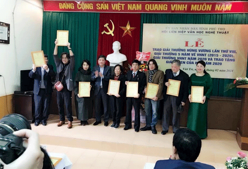 Đ/c Nguyễn Việt Trung - Phó giám đốc Sở Văn hóa Thể thao và Du lịch trao giải C -  giải thưởng VHNT 5 năm cho các tác giả đạt giải 