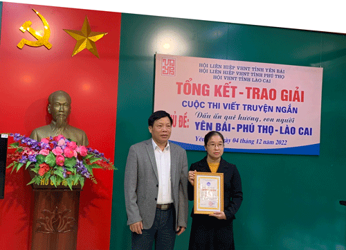 Dc Chế Huy Ba - Phó Trưởng Ban Tuyên giáo Tỉnh ủy Yên Bái trao giải Nhất cho tác giả đoạt giải