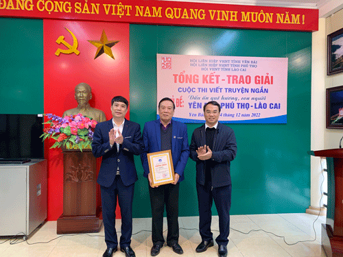 Lãnh đạo Hội LH VHNT PT, Hội VHNT Lào Cai trao giải Ba cho tác giả đoạt giải