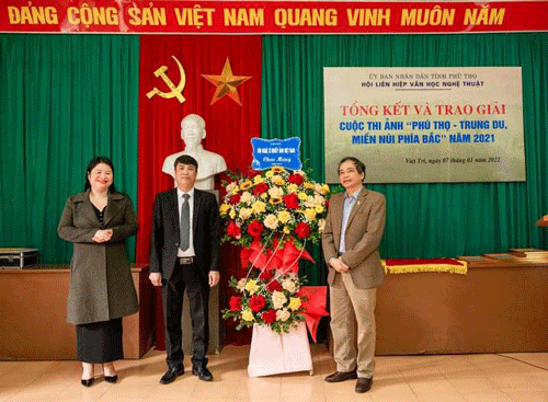 NS Nhiếp ảnh Vũ Mạnh Cường - UV BCH Hội nghệ sỹ nhiếp ảnh Việt Nam tặng lẵng hoa chúc mừng buổi lễ