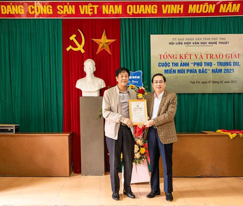Đồng chí Hồ Đình Lưỡng - Phó Trưởng ban Tuyên giáo Tỉnh ủy trao giải Nhất cho tác giả đạt giải