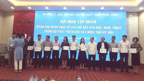 BTC trao giấy chứng nhận cho học viên tham gia lớp tập huẩn