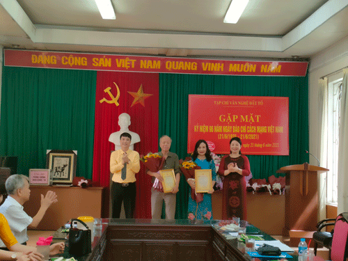 Thừa ủy quyền của Hội đồng Giải báo chí tỉnh năm 2021, nhạc sỹ Cao Hồng Phương, nhà văn Nguyễn Thị Hồng Chính trao 02 giải Khuyến khích cho các tác giả đạt giải