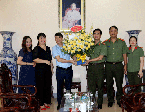 Lãnh đạo Phòng An ninh chính trị nội bộ - Công an tỉnh tặng hoa chúc mừng
