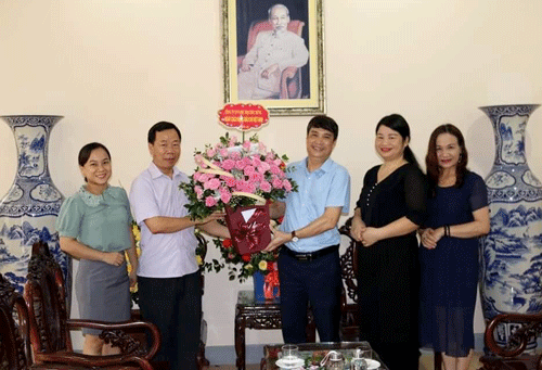 Lãnh đạo CT Cổ phần In Phú Thọ tặng hoa chúc mừng