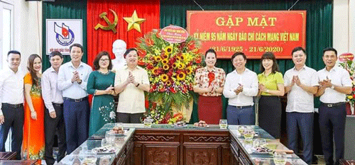 Đ/c Lê Mạnh Hùng – Phó Trưởng Ban TG TW tặng hoa cho những người làm báo Phú Thọ