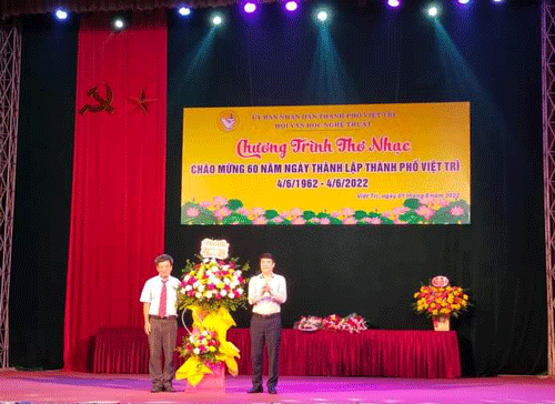  Nhạc sỹ Cao Hồng Phương tặng hoa chúc mừng chương trình thơ nhạc