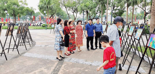  Khách xem trưng bày triển lãm