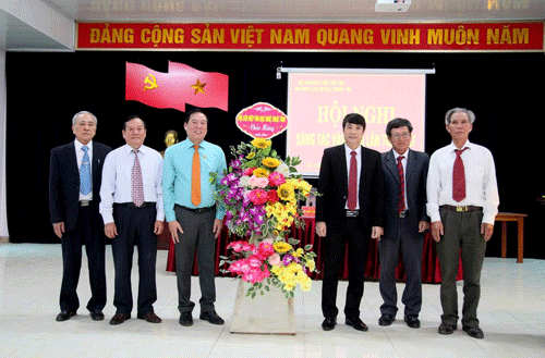 Nhạc sỹ Cao Hồng Phương - Chủ tịch Hội LH VHNT tỉnh tặng lẵng hoa chúc mừng hội nghị.