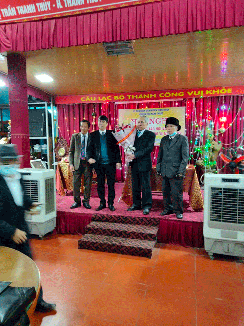 Nhạc sỹ Cao Hồng Phương - Chủ tịch Hội Liên hiệp VHNT Phú Thọ  tặng hoa chúc mừng Hội VHNT Thanh Thủy