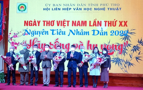 NSND Vương Duy Biên - Phó Chủ tịch UBTQ Liên hiệp các Hội VHNT Việt Nam, nhạc sỹ Cao Hồng Phương - Chủ tịch Hội Liên hiệp VHNT Phú Thọ tặng hoa chúc mừng các đơn vị tham gia