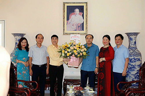 Lãnh đạo Ban Tuyên giáo Tỉnh ủy tặng hoa chúc mừng