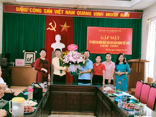 Lãnh đạo Công ty CP In Phú Thọ tặng hoa chúc mừng.