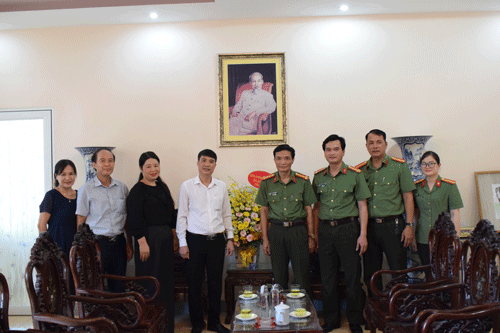 Lãnh đạo, cán bộ phòng An ninh chính trị nội bộ - Công an tỉnh tặng hoa chúc mừng