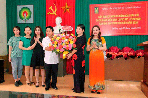 Giám đốc Sở Ngoại vụ tặng hoa chúc mừng