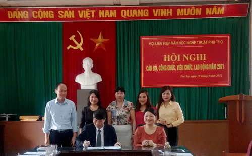 Chính quyền - Công đoàn Hội cùng nhau ký cam kết thực hiện cuộc vận động “ 5 không”