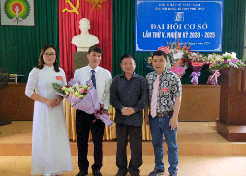 Chủ tịch Hội Nhạc sĩ Việt Nam -Nhạc sĩ  Đỗ Hồng Quân chúc mừng Ban Chấp hành khóa mới
