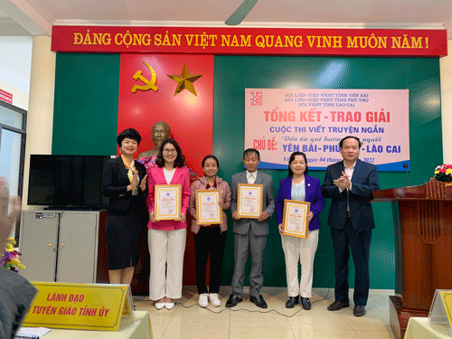 Lãnh đạo Sở VHTT&DL, Đài PT-TH tỉnh Yên Bái trao giải KK cho các tác giả đoạt giải