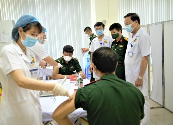 Bác sĩ Bệnh viện Quân y 354tiêm phòng cán bộ tại bệnh viện. Ảnh: Ngọc Hân