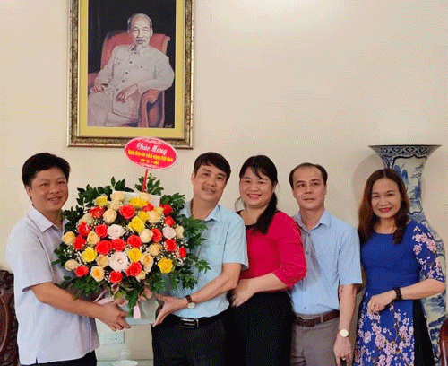 Đại diện lãnh đạo Ban Tuyên giáo Tỉnh ủy tặng hoa chúc mừng