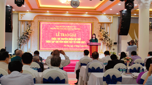 Nhà văn Nguyễn Thị Hồng Chính - Phó chủ tịch Hội, tổng biên tập tạp chí VNĐT phát biểu tại lễ trao giải