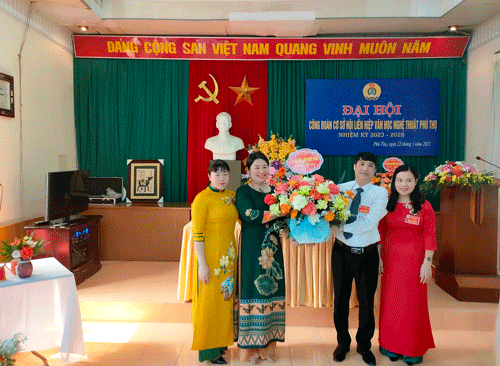 Chủ tịch Hội Cao Hồng Phương tặng hoa chúc mừng BCH khoá mới