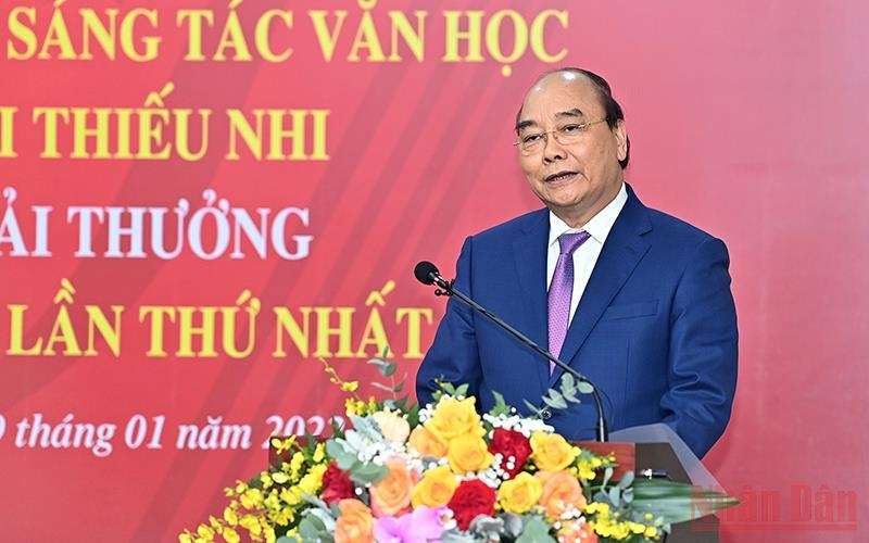 Chủ tịch nước Nguyễn Xuân Phúc đánh giá cao Hội nhà văn Việt Nam đã tổ chứcCuộc vận động Sáng tác văn học về đề tài Thiếu nhi (2022 – 2026) và trao Giải thưởng Tác giả trẻ